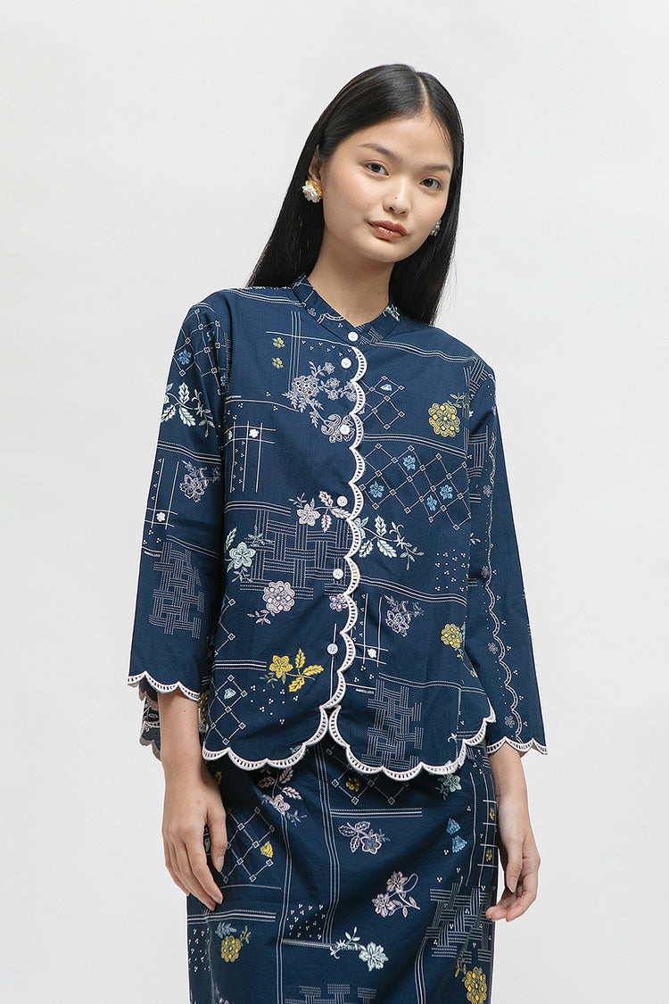 Aditi Rekah Biru Laut