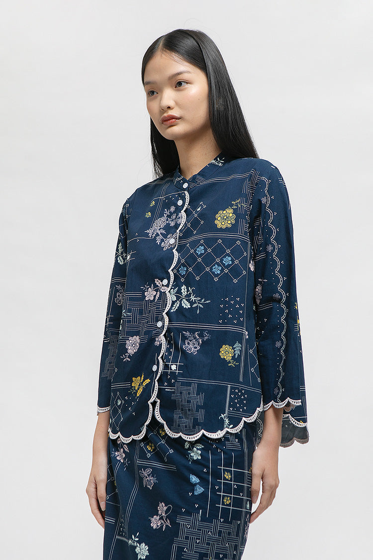 Aditi Rekah Biru Laut