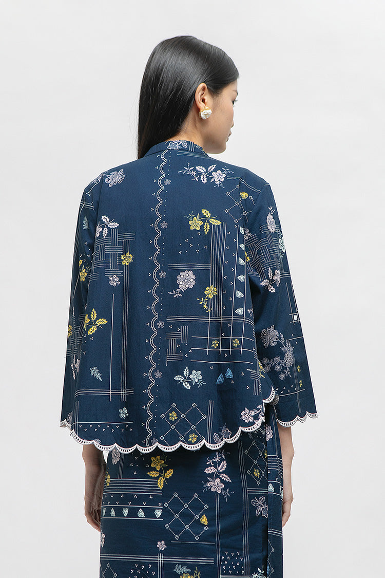 Aditi Rekah Biru Laut