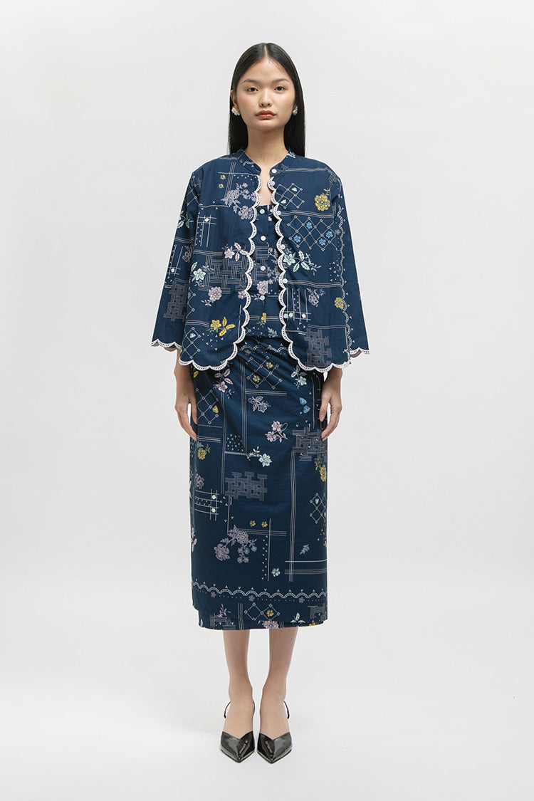 Aditi Rekah Biru Laut