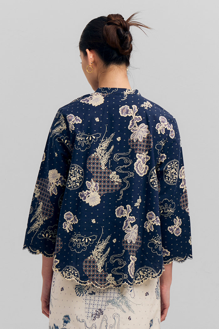 Aditi Seruni Biru Laut