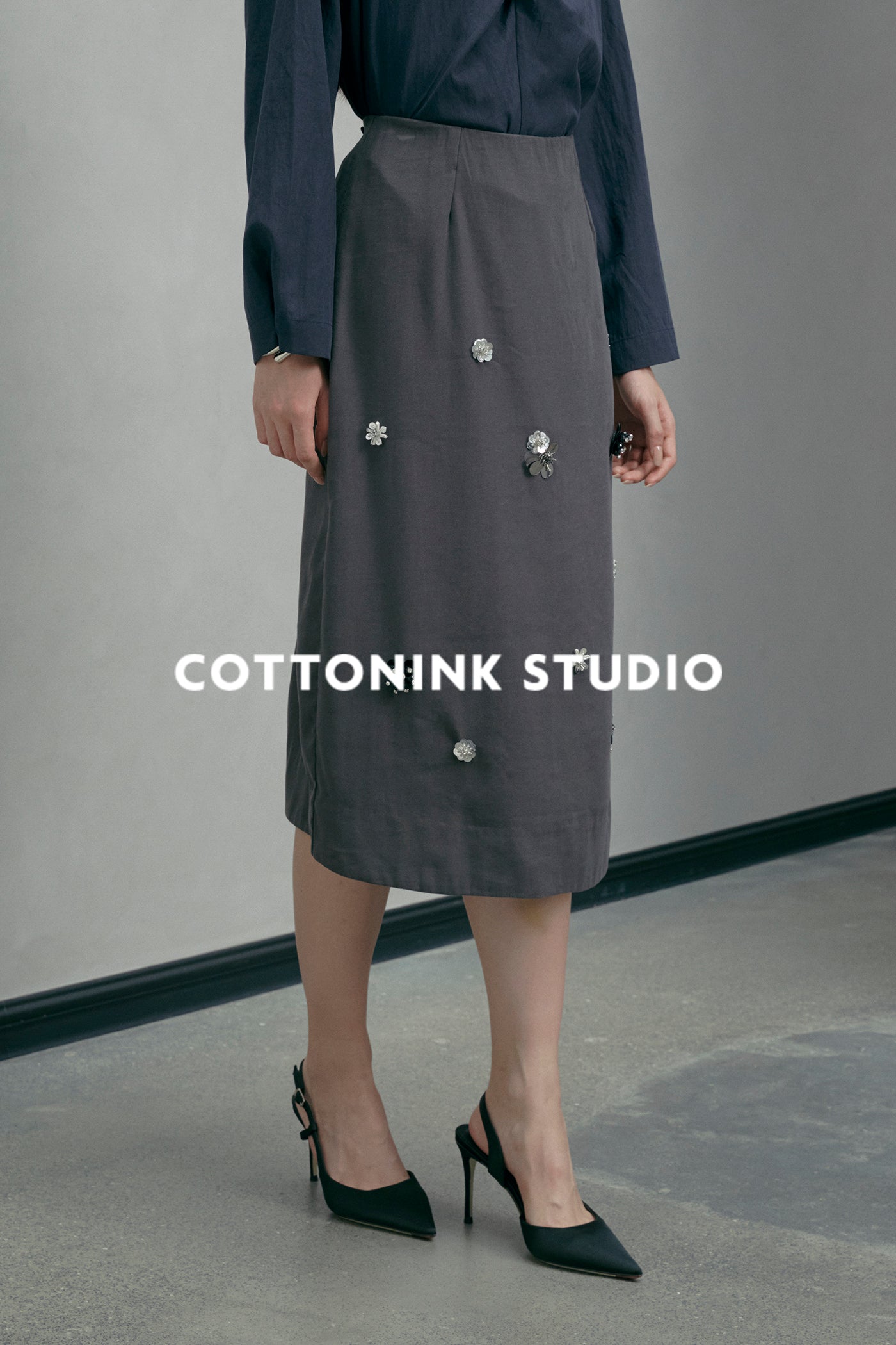 COTTONINKSTUDIO - Dark Grey Ludmilla