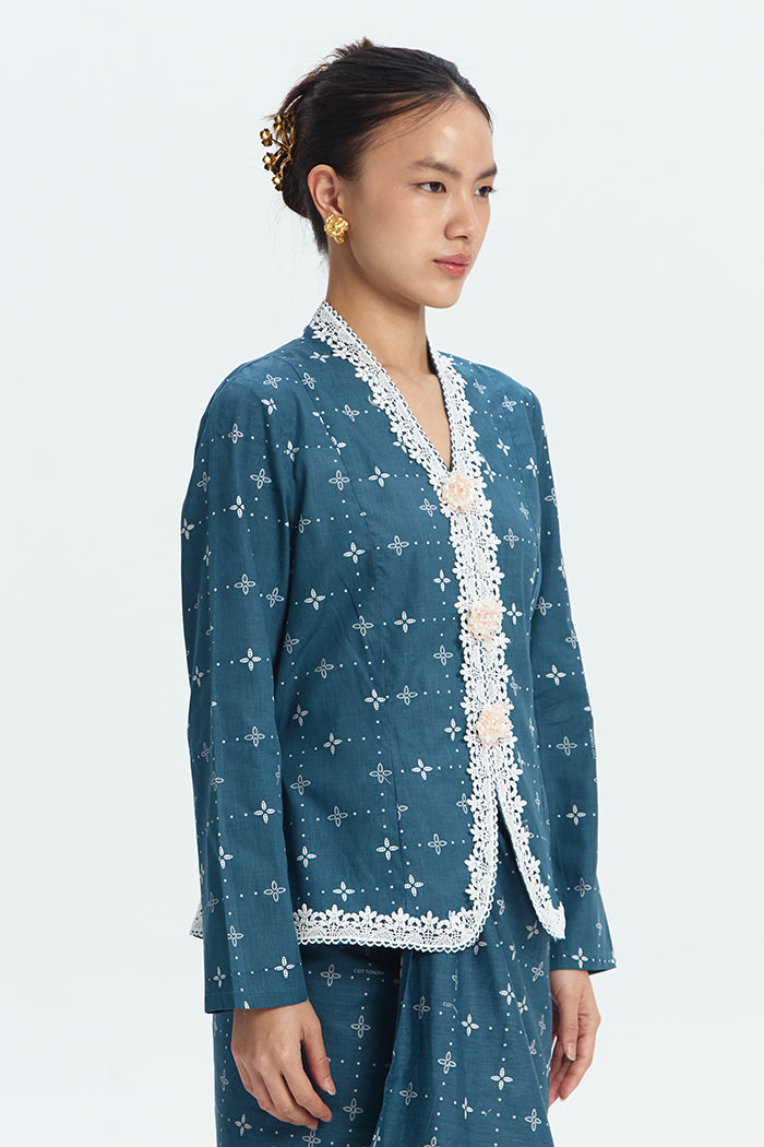Esti Asoka Biru Laut