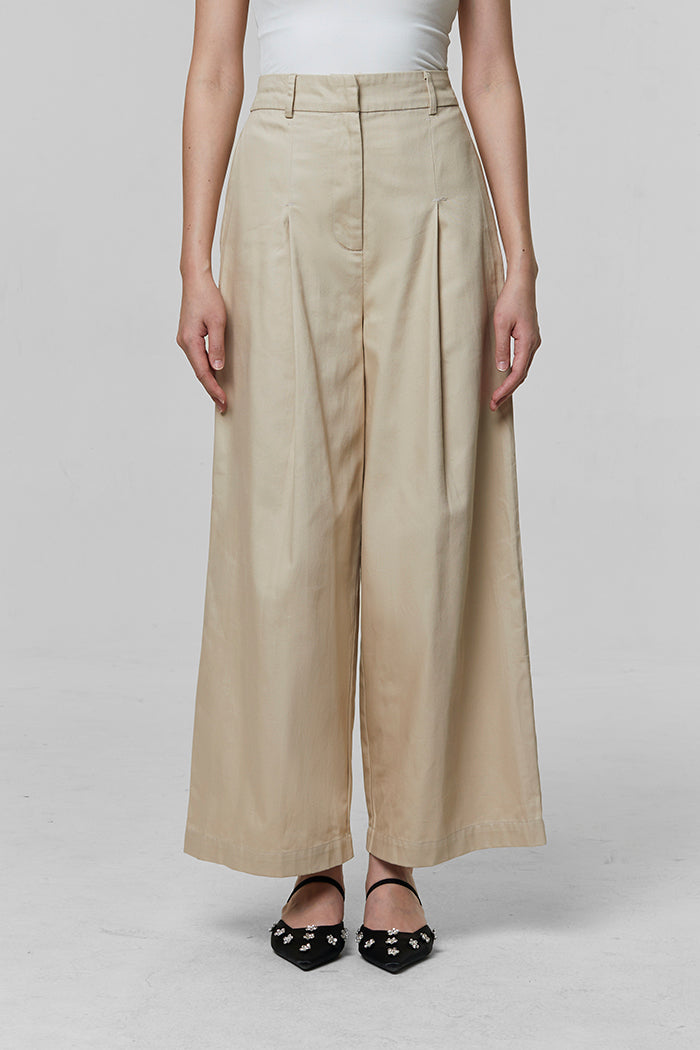 Khaki Aisla