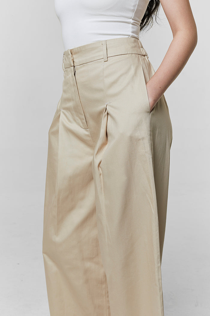 Khaki Aisla