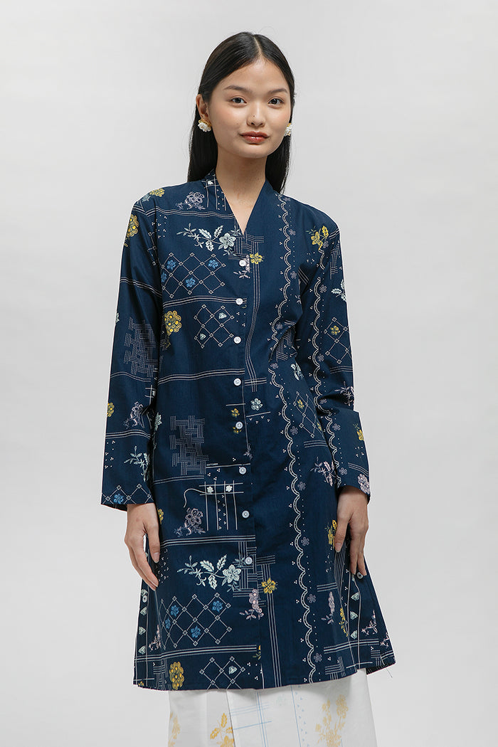 Laksmi Rekah Biru Laut