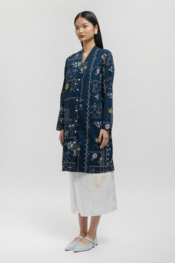 Laksmi Rekah Biru Laut