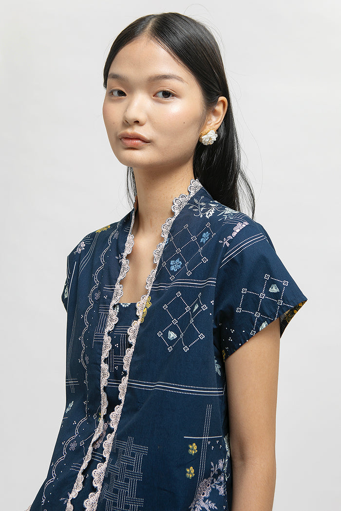 Nona Rekah Biru Laut