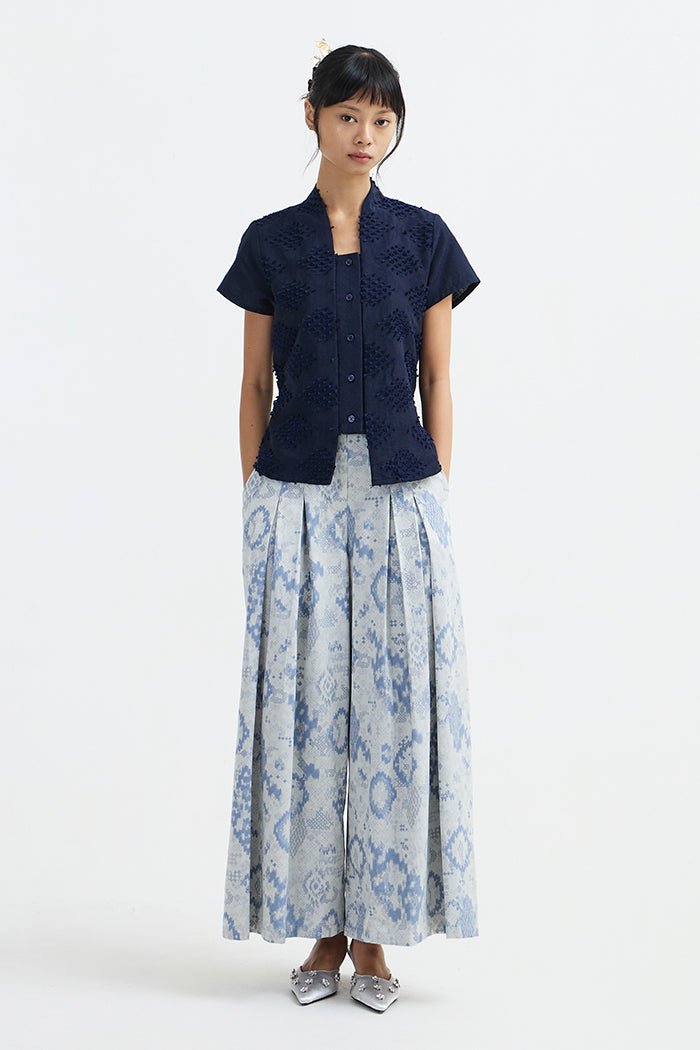 Nona Tenun Biru Laut