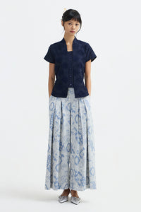 Nona Tenun Biru Laut